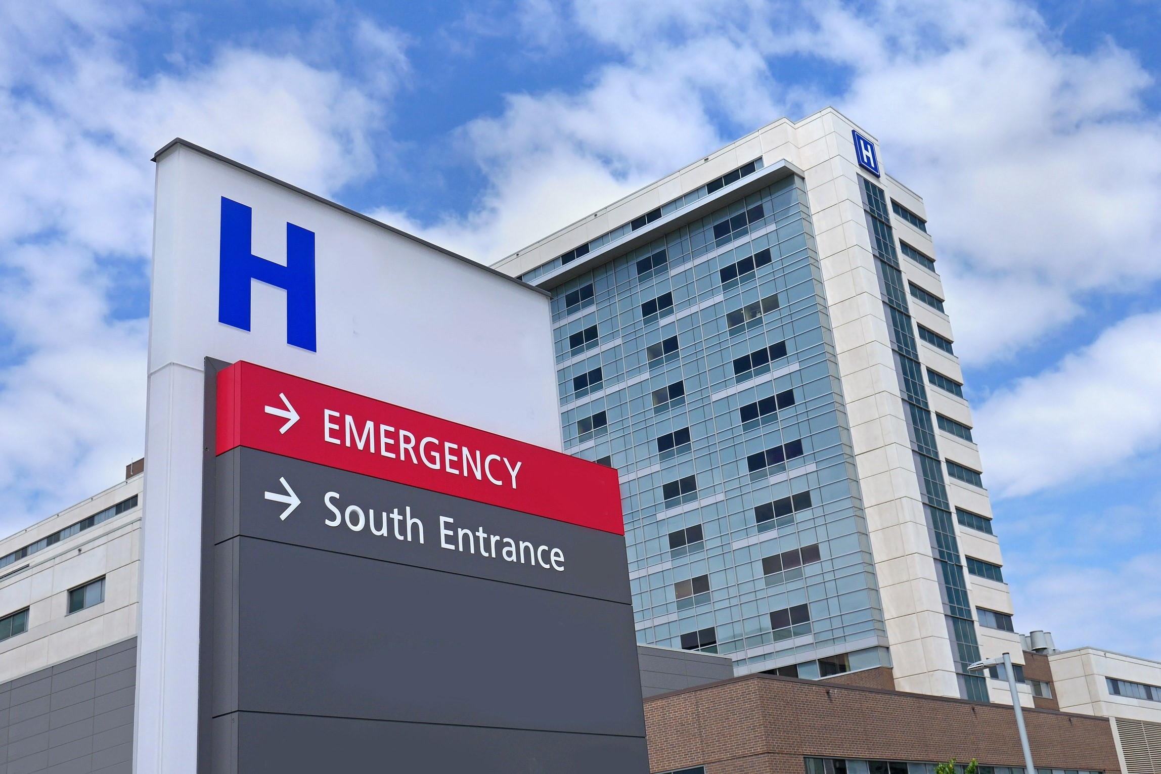 direction sign with capital letter H for hospital